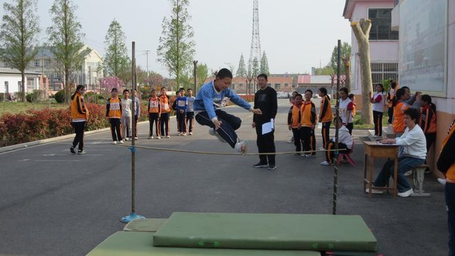 爱游戏·ayx体育(中国)官方网站奔跑吧少年！宁阳这所小学春季运动会精彩纷呈(图2)